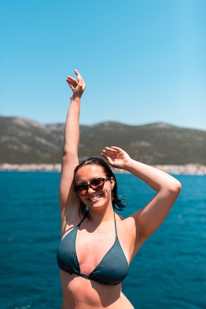 Una chica gorda disfruta de sus vacaciones Al fondo la playa y el mar