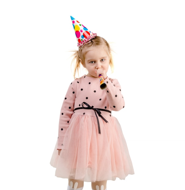 Chica con gorro de cumpleaños, aislado sobre fondo blanco.