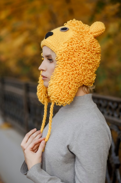 Chica con un gorro de lana