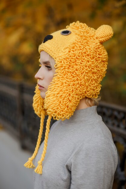 Chica con un gorro de lana