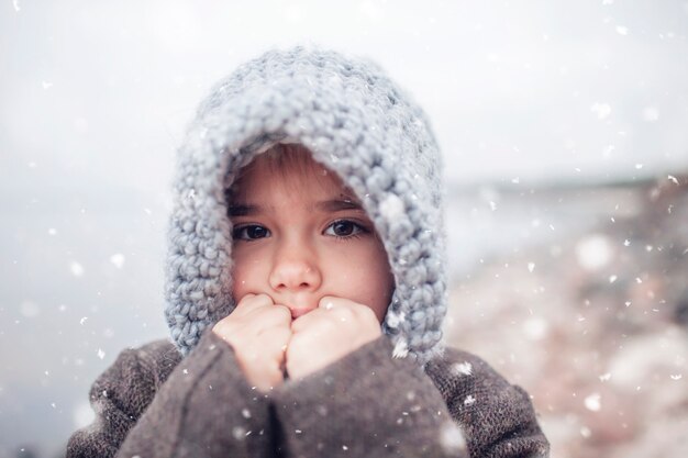 Chica con gorro de punto gris