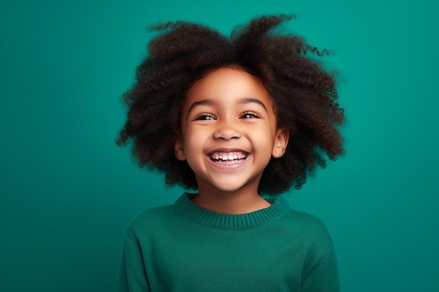 una chica con una gran sonrisa en la cara