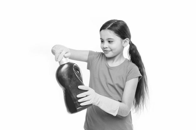 Chica con guantes de goma para limpiar sostenga una botella de plástico grande jabón químico líquido fondo blanco Use un producto profesional para limpiar Producto útil limpieza Suministros de limpieza Verifique el olor