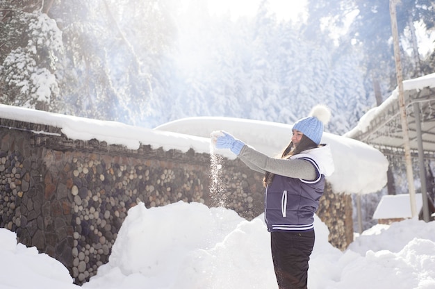 Una chica guapa al aire libre en invierno.