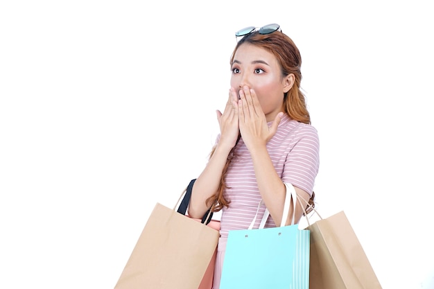 Chica guapa atractiva hermosa joven asiática con bolsas de la compra.