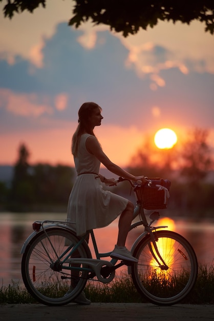 Chica guapa con una bicicleta azul