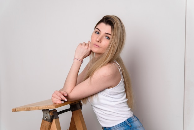 Chica guapa en una camiseta blanca y jeans