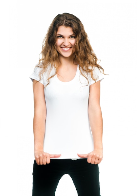 Chica guapa con camiseta en blanco