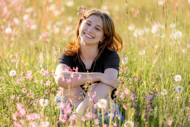 Chica guapa en el campo