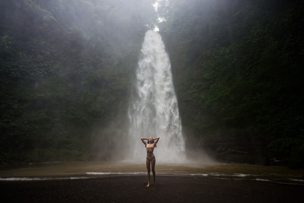 Chica guapa en la cascada de Sekumpul, Bali