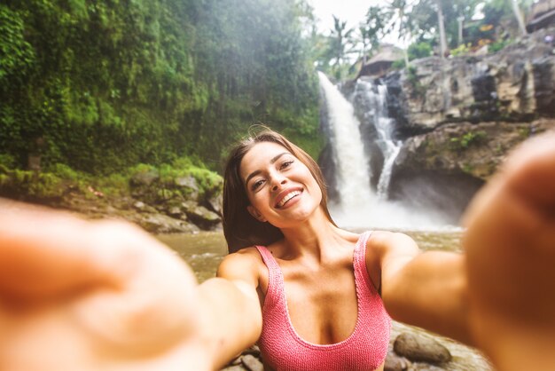 Chica guapa en la cascada de Tegenungan, Bali