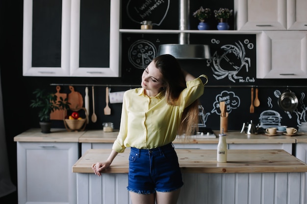 Chica guapa en la cocina