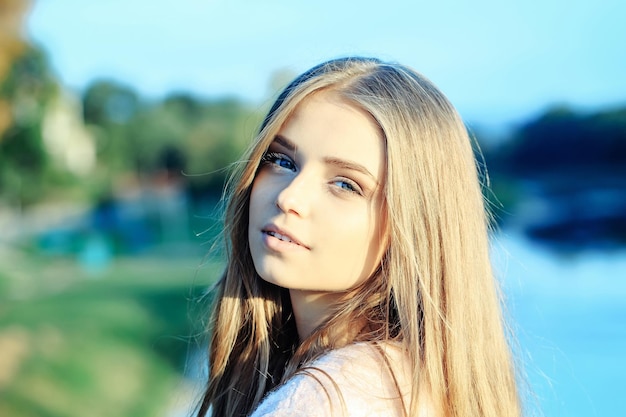 Chica guapa en un día soleado