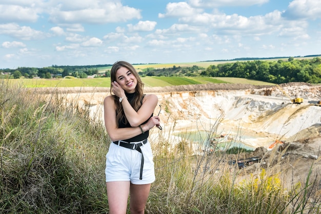 Chica guapa disfruta de un cálido día de verano soleado en un prado con hierba alta. estilo de vida