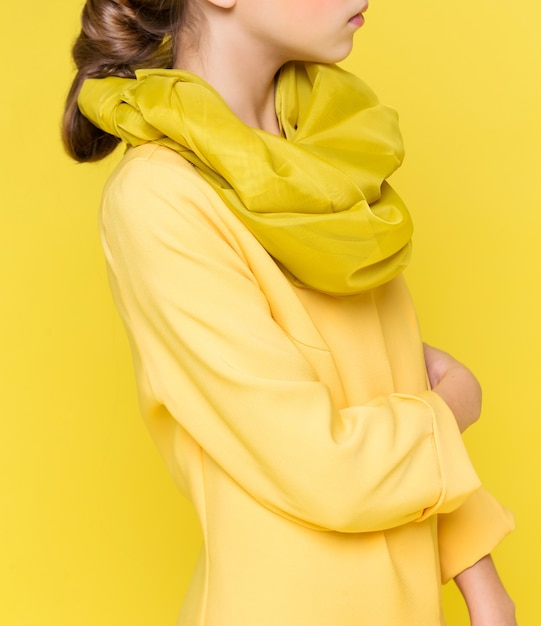 Chica guapa elegante en chaqueta amarilla urbana de moda