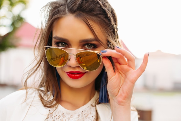 Chica guapa en gafas de sol