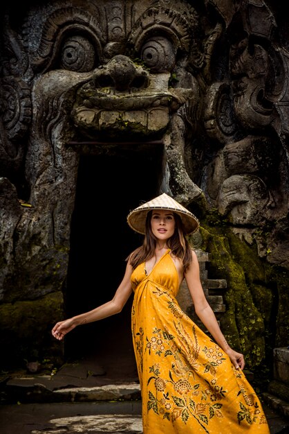 Chica guapa en Goa Gajah, Bali