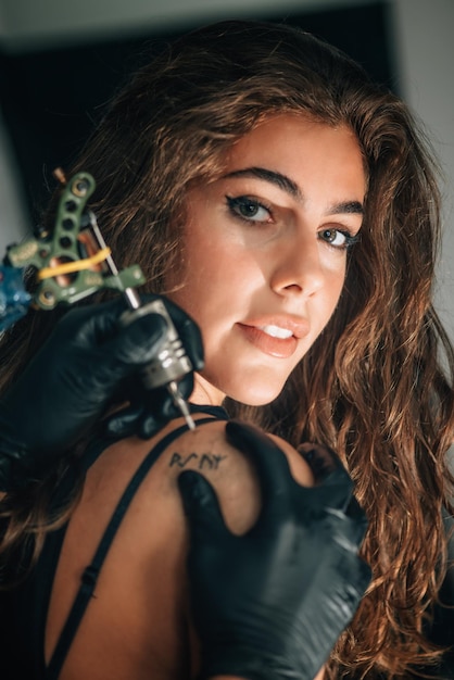 Chica guapa haciéndose un tatuaje