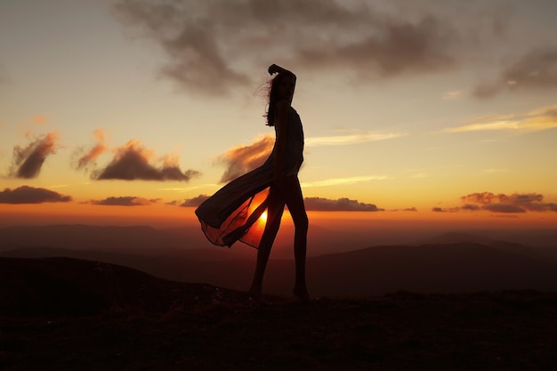 Chica guapa en la hermosa puesta de sol