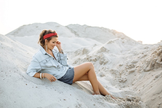 Una chica guapa en jeans, shorts cortos.