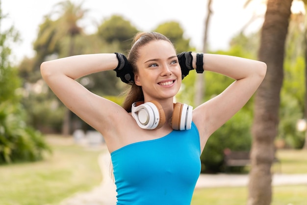 Chica guapa joven al aire libre usando ropa deportiva