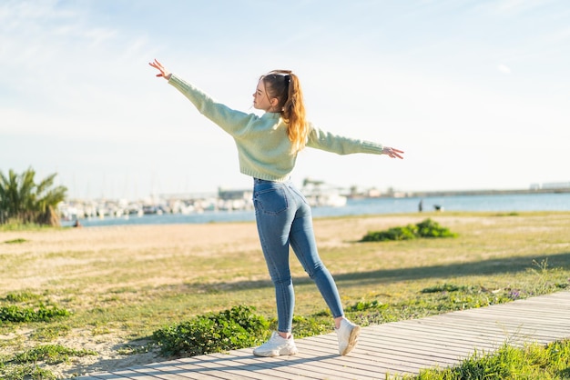 Chica guapa joven al aire libre