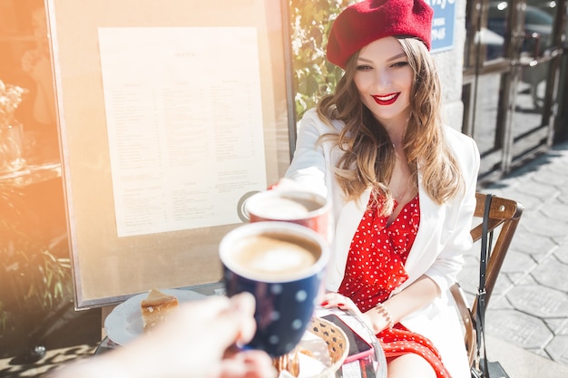 Chica guapa joven en casa de café