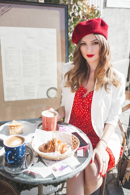 Chica guapa joven en casa de café