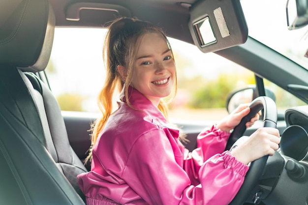 Chica guapa joven dentro de un coche