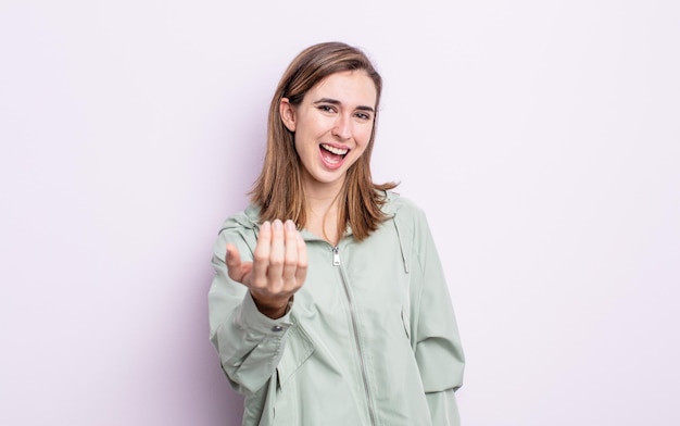 Chica guapa joven que se siente feliz, exitosa y confiada, enfrenta un desafío y dice ¡adelante! o dándote la bienvenida