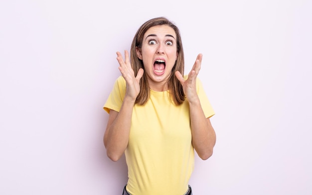 Chica guapa joven que se siente sorprendida y emocionada, riendo, asombrada y feliz por una sorpresa inesperada