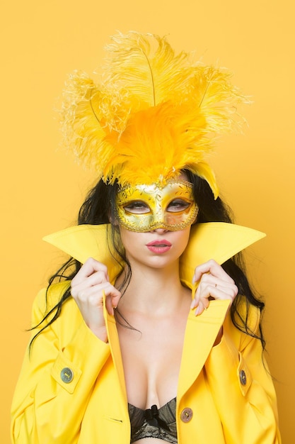 Chica guapa en máscara de carnaval