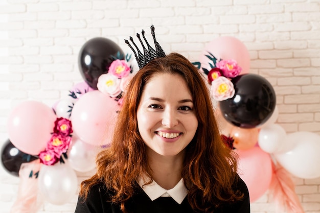 Chica guapa en negro sonriendo a la cámara