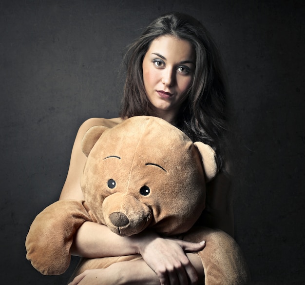 Chica guapa con un oso de peluche