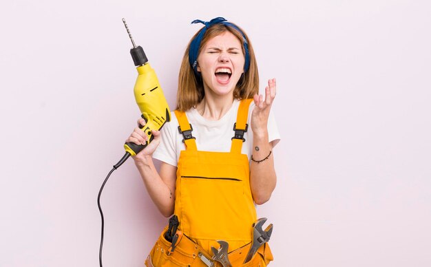 Chica guapa pelirroja que parece desesperada frustrada y estresada concepto de renovación del hogar