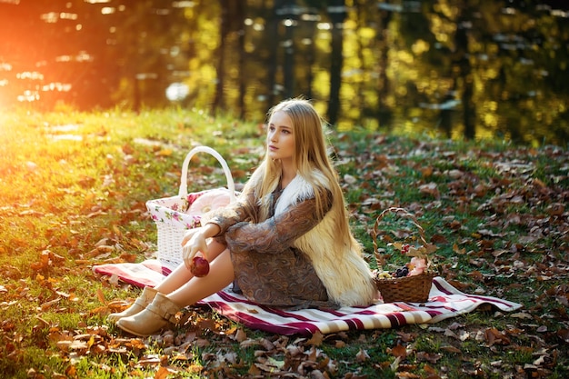 Chica guapa de picnic