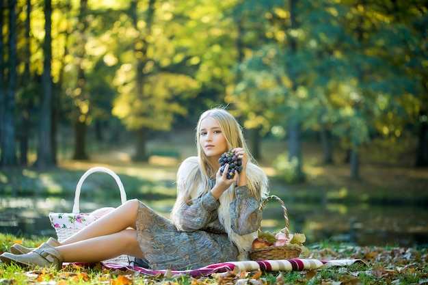 Chica guapa de picnic