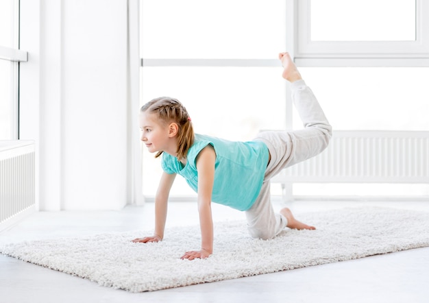 Chica guapa realizando gimnasia