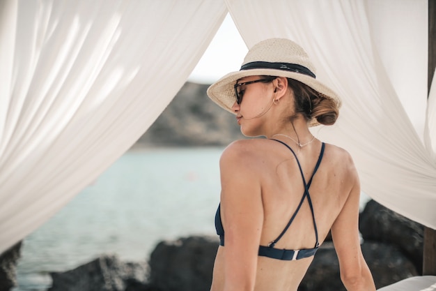 Chica guapa relajante en verano