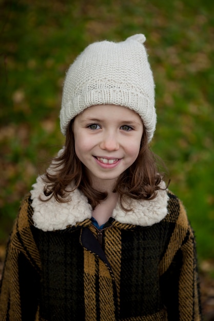 Chica guapa con sombrero de lana en un parque