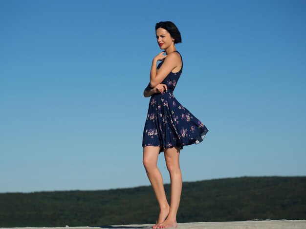 Chica guapa en vestido azul