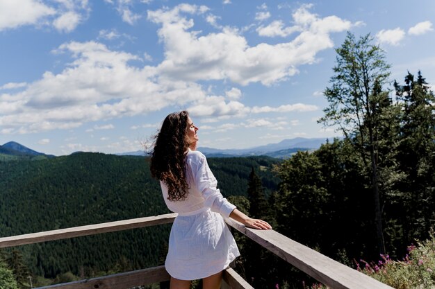 Foto chica guapa viajando por las verdes colinas.