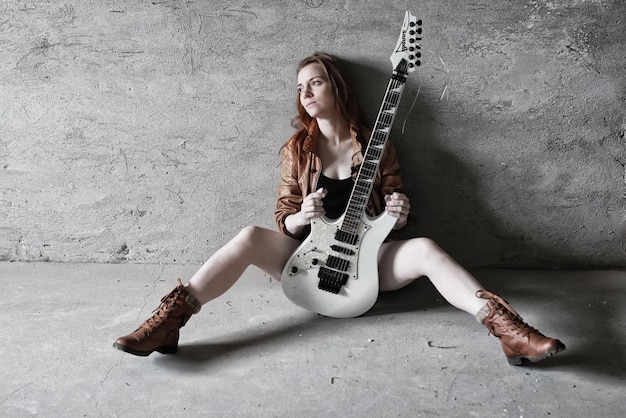 Chica con guitarra eléctrica rock