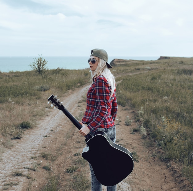 Chica con una guitarra