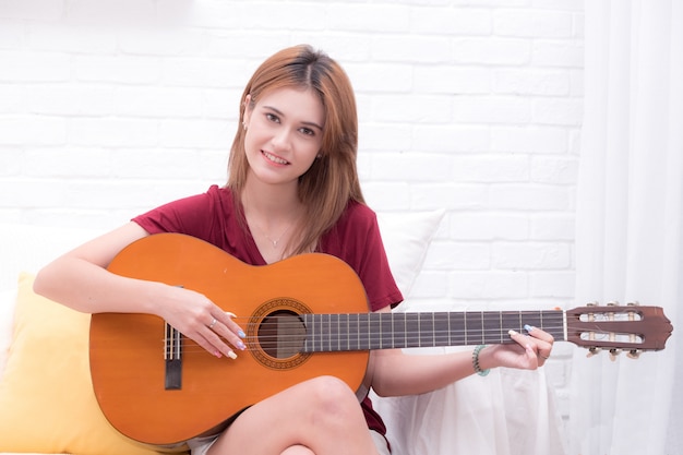 Foto la chica con guitarra
