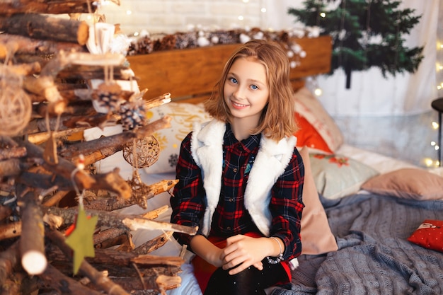 Chica en una habitación con adornos navideños