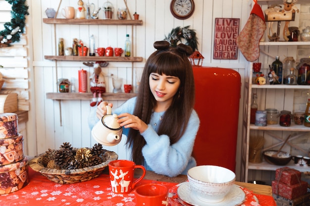 Chica en una habitación con adornos navideños