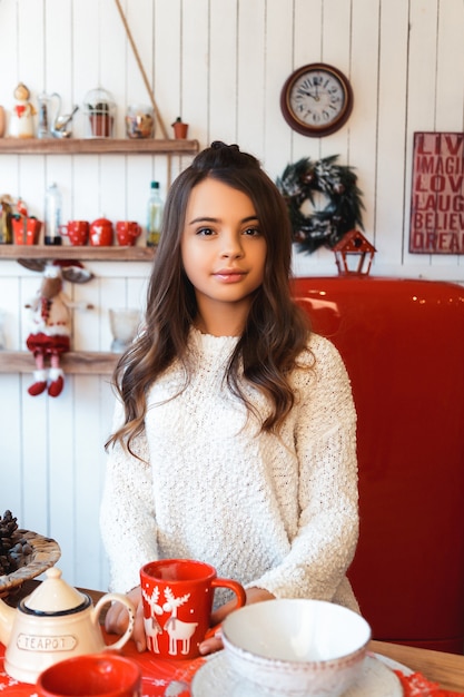 Chica en una habitación con adornos navideños