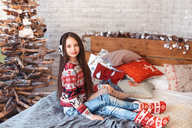 Chica en una habitación con adornos navideños