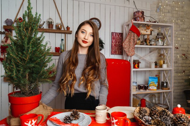 Chica en una habitación con adornos navideños